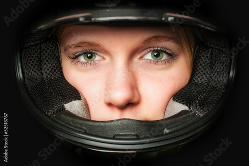 Frauengesicht im Motorradhelm © von Lieres