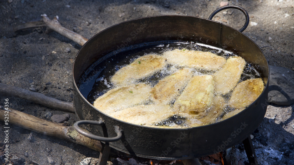 Milanesa al disco, fuego, exterior, aceite. Milanesa al disco, fuego, exterior, aceite.
