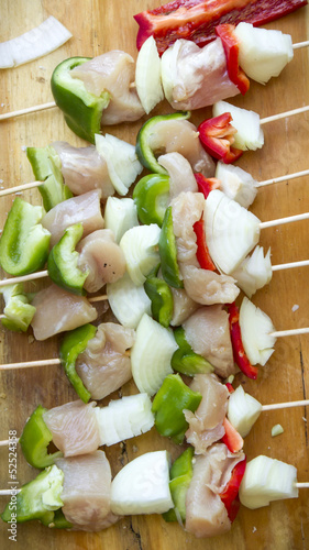 brochette de pollo, morron cebolla champignon al wok photo