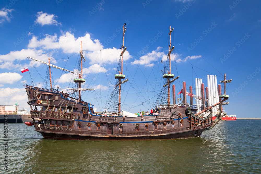 Obraz premium Pirate galleon ship on the water of Baltic Sea in Gdynia, Poland