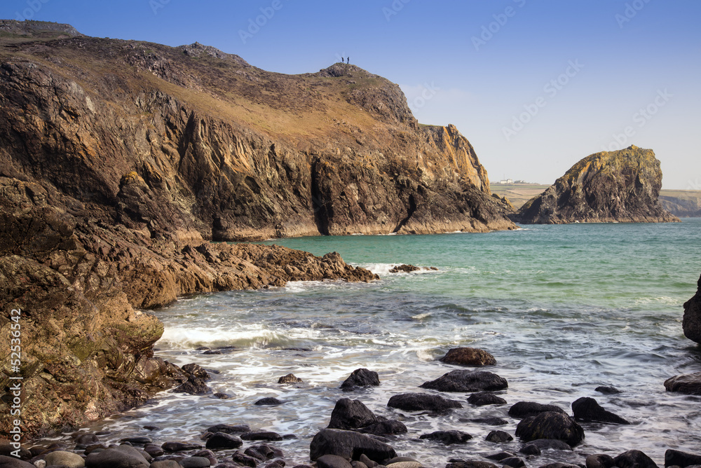Fototapeta premium Kynance Cove beach with people on rocks