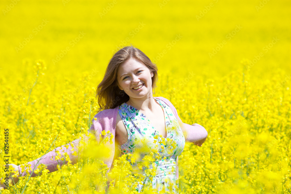 frau im blumenfeld frau im blumenfeld