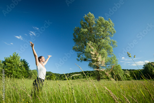 Obraz na płótnie woman relaxing in nature w salonie