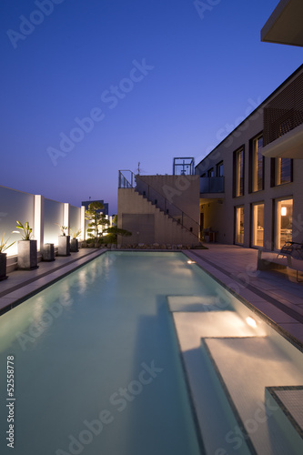 プールのある豪邸の夕景-2 © norinori303