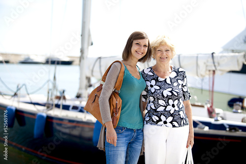 Nonna e nipote al porto turistico