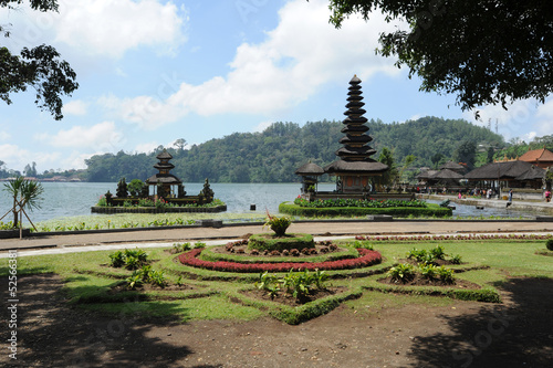 Il tempio di Pura Ulu Danau a Bedugul sull'isola di Bali photo