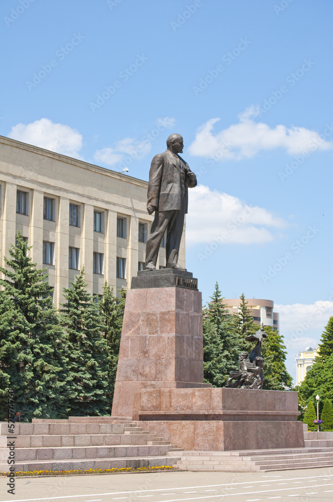 Памятник Ленину в центре города Ставрополя