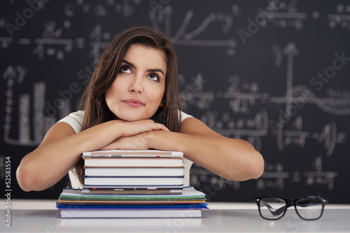 Foto Dreaming female student portrait.