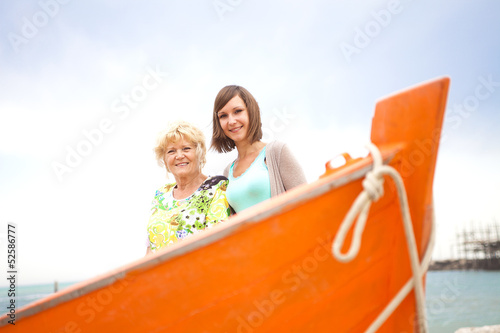 Nonna e nipote al mare
