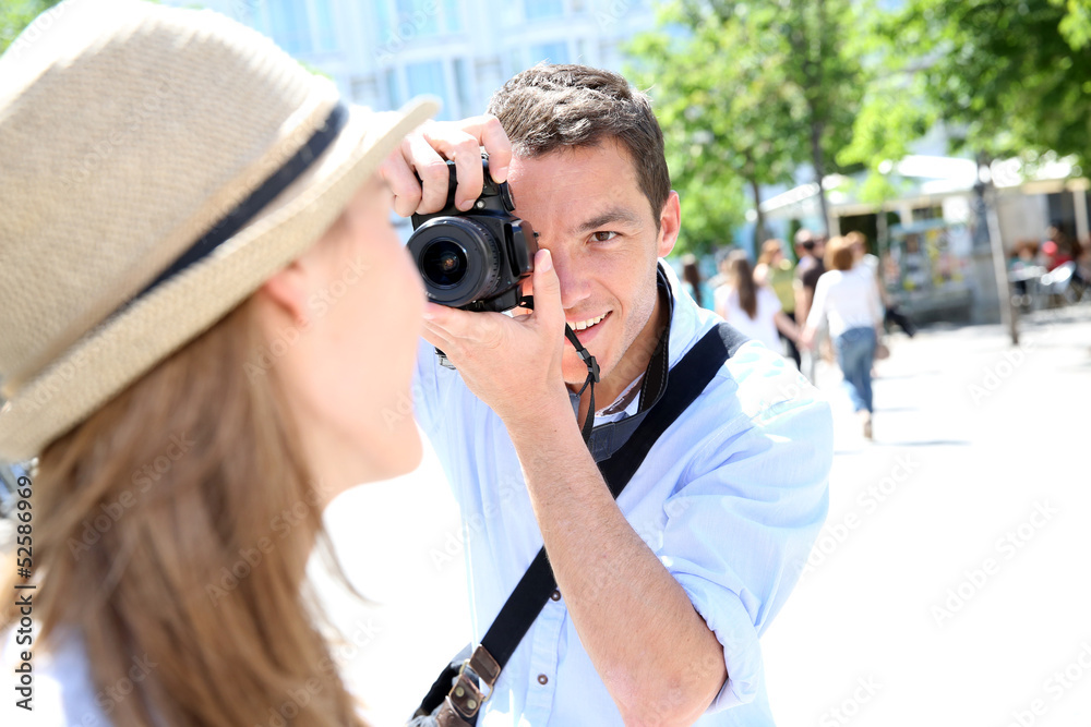 Obraz premium Man taking picture of girlfriend during week-end