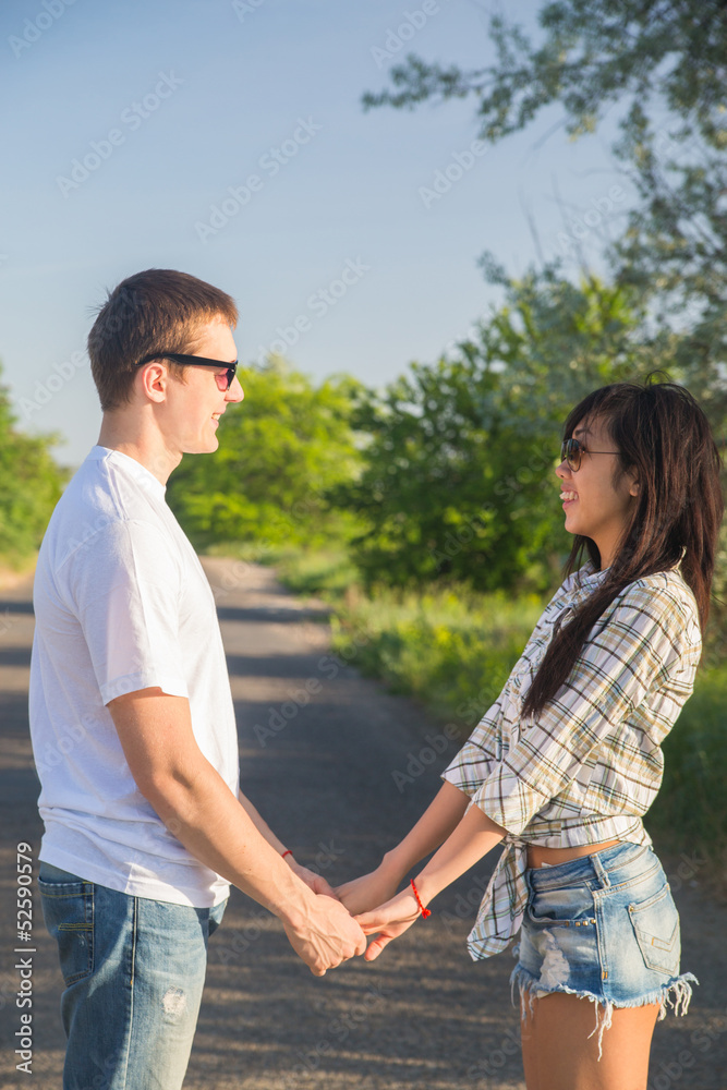 Obraz premium A guy and a girl holding hands