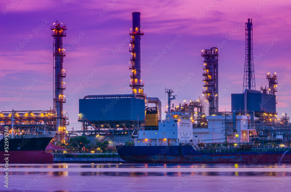 Obraz premium Oil refinery