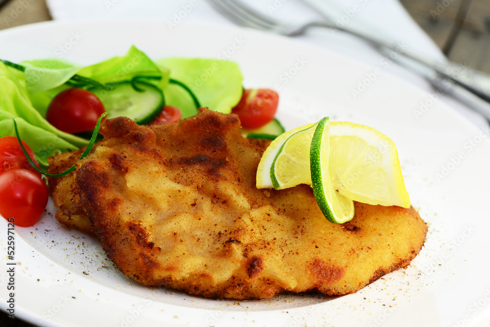 Schnitzel mit Salat Schnitzel mit Salat