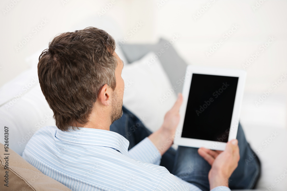 mann schaut auf tablet mann schaut auf tablet