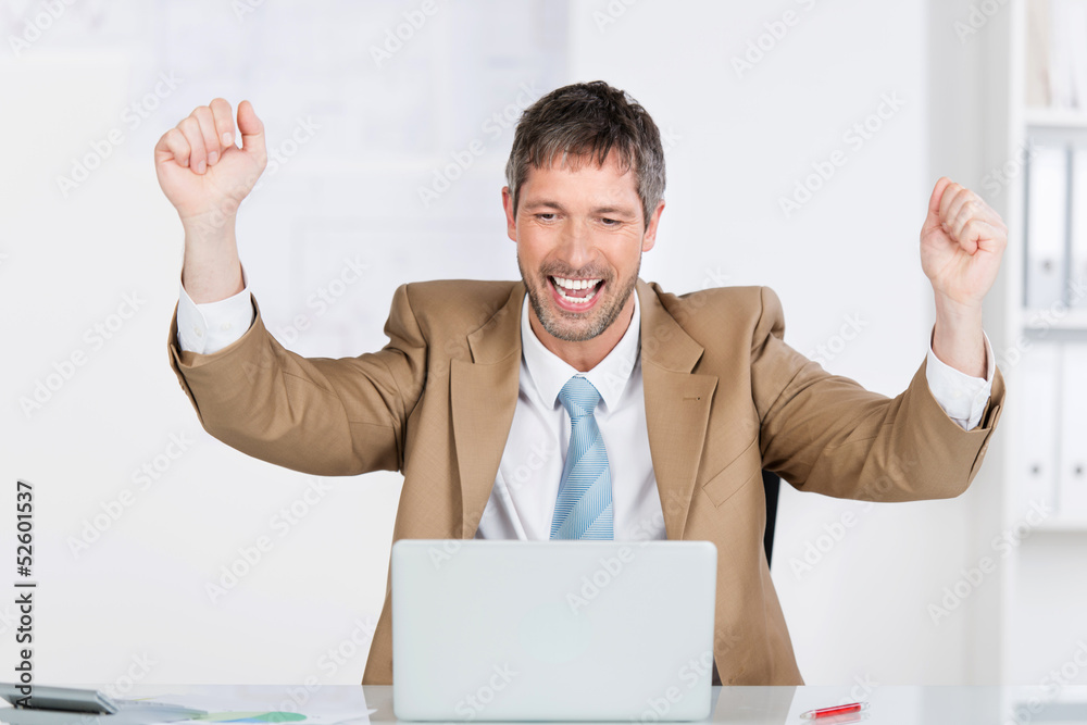jubelnder geschäftsmann schaut auf laptop jubelnder geschäftsmann schaut auf laptop