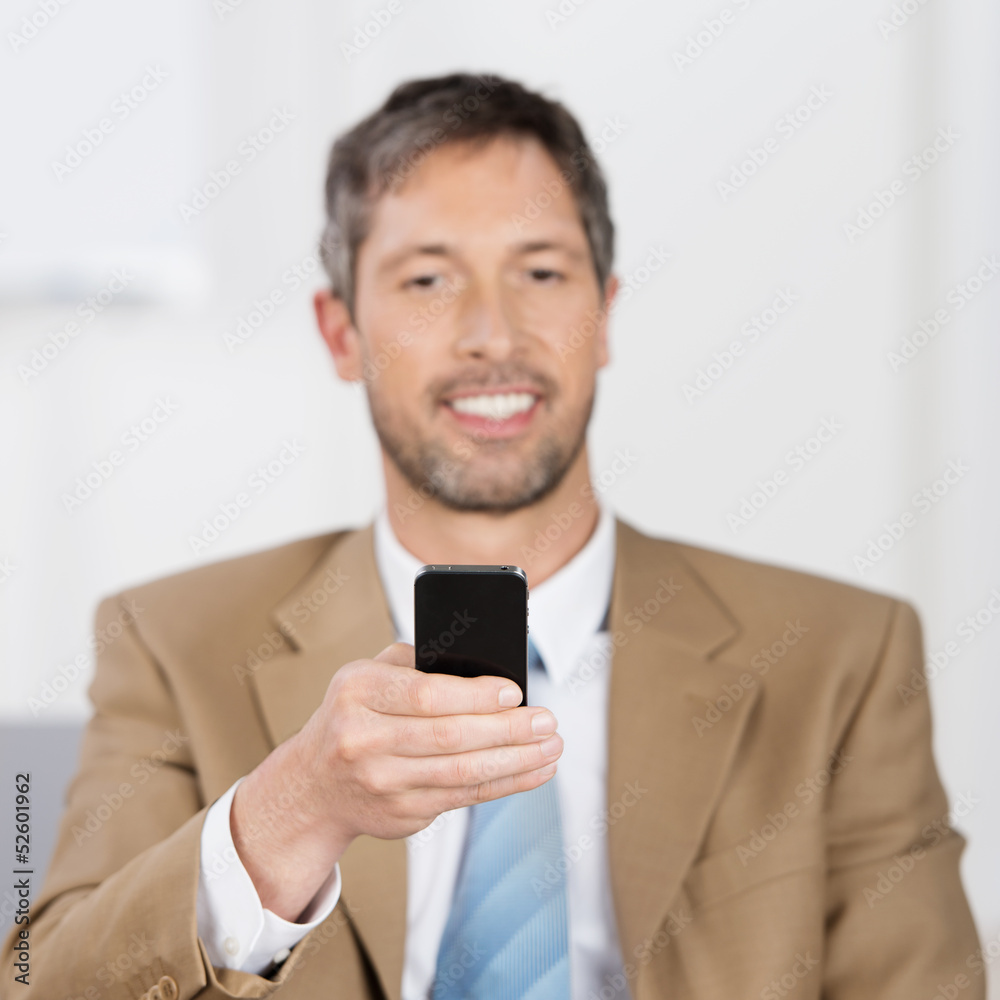 geschäftsmann mit handy geschäftsmann mit handy