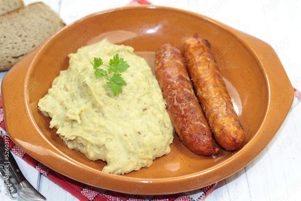 purée de pois cassés et saucisses