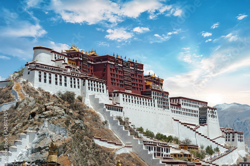 Fotografiet Potala Palace in Lhasa ( Tibet ) with beautiful sky