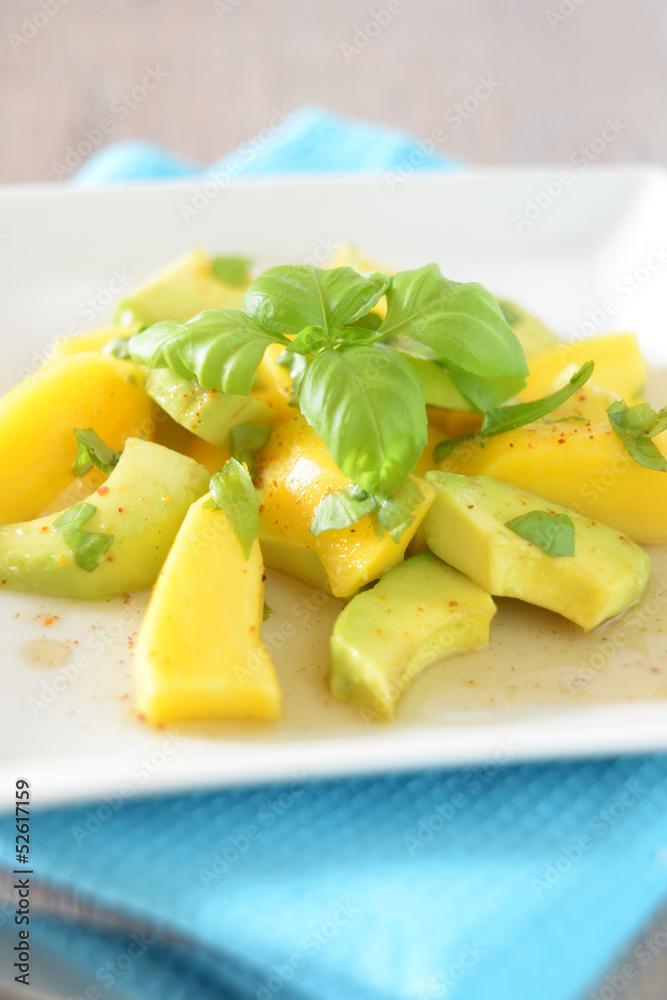 Mango-und Avocadospalten mit Basilikumdressing Mango-und Avocadospalten mit Basilikumdressing