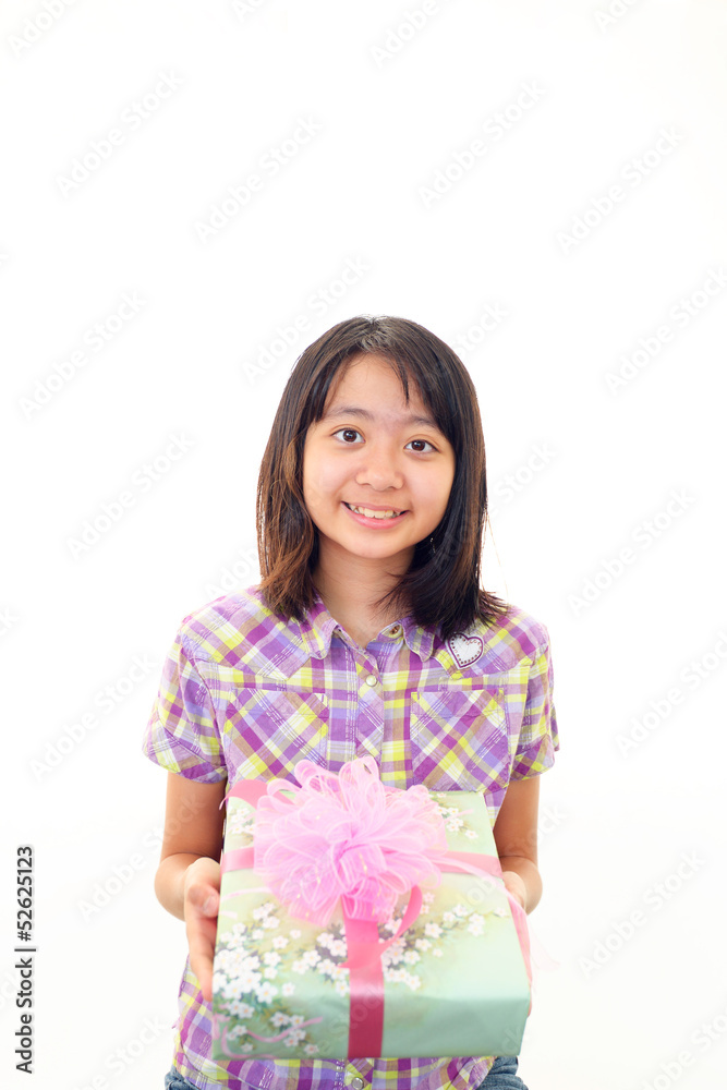 プレゼントを持つ笑顔の女の子
