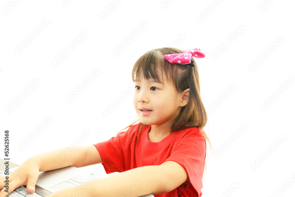パソコンを楽しむ笑顔の女の子 パソコンを楽しむ笑顔の女の子