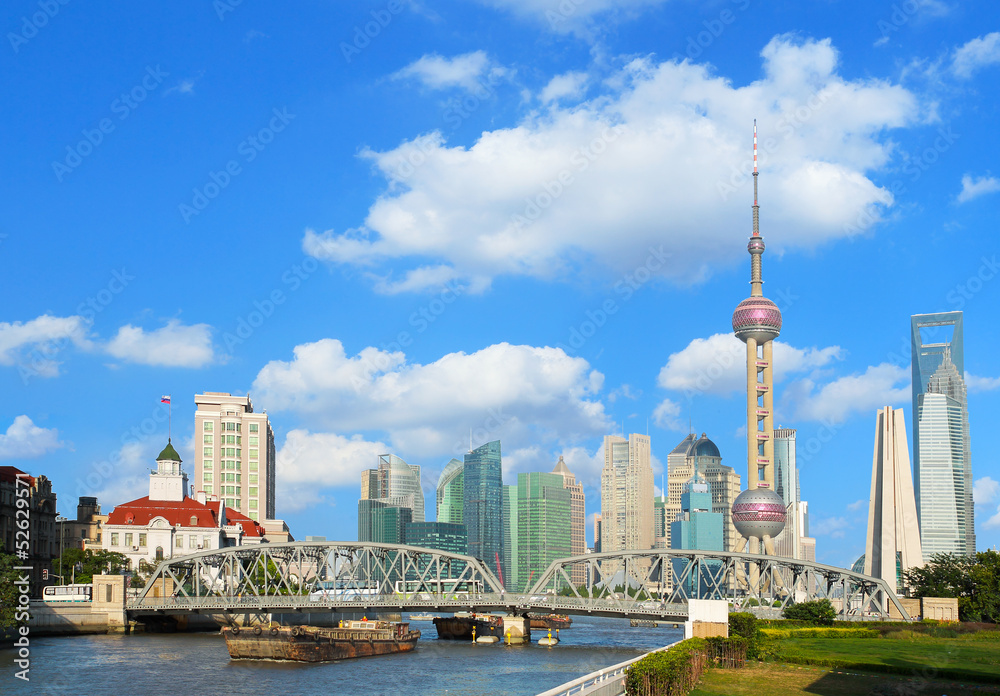 Naklejka premium Shanghai bund Garden bridge skyline