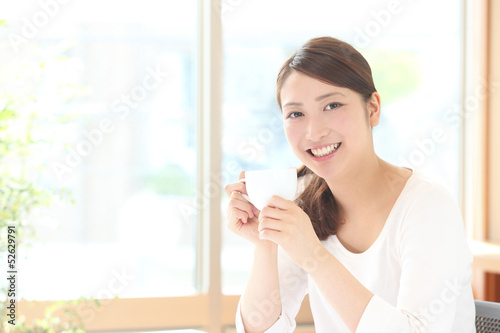 コーヒーを飲む若い女性