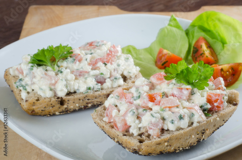 Bread with cottage cheese and tomato