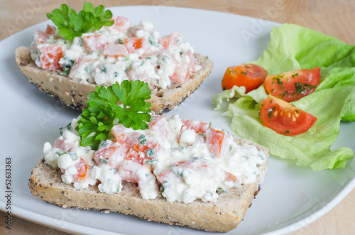 Bread with tomato and cottage cheese