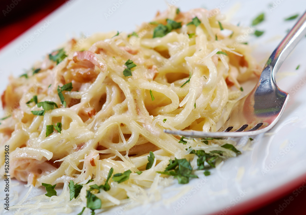 spaghetti carbonara on bowl