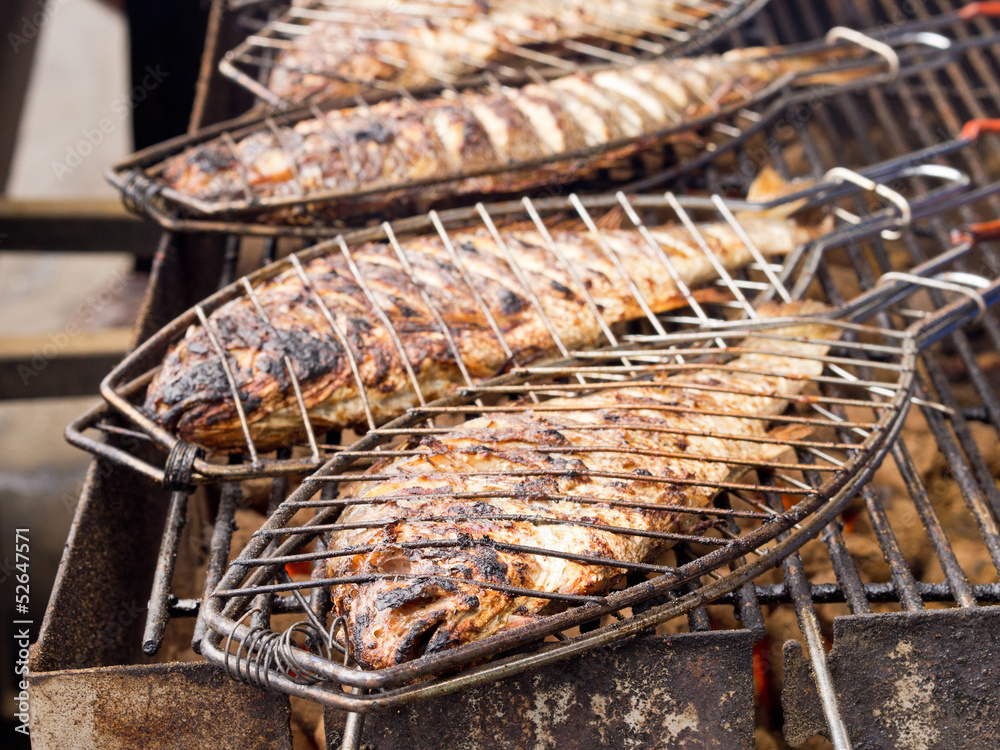 Fisch grillen klassisch mit Fischgriller Stock Photo | Adobe Stock