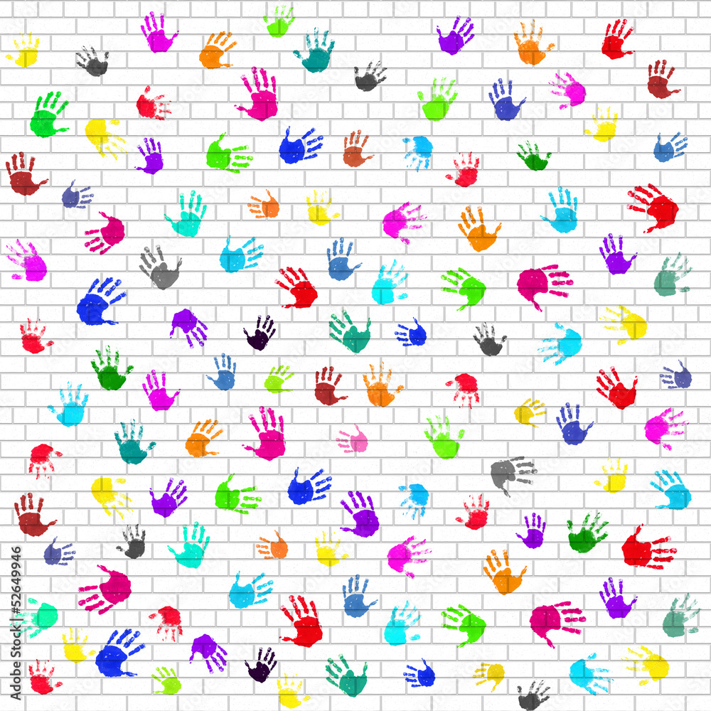 Weiße Ziegelwand mit Handabdrücken / Fingerfarbe Weiße Ziegelwand mit Handabdrücken / Fingerfarbe