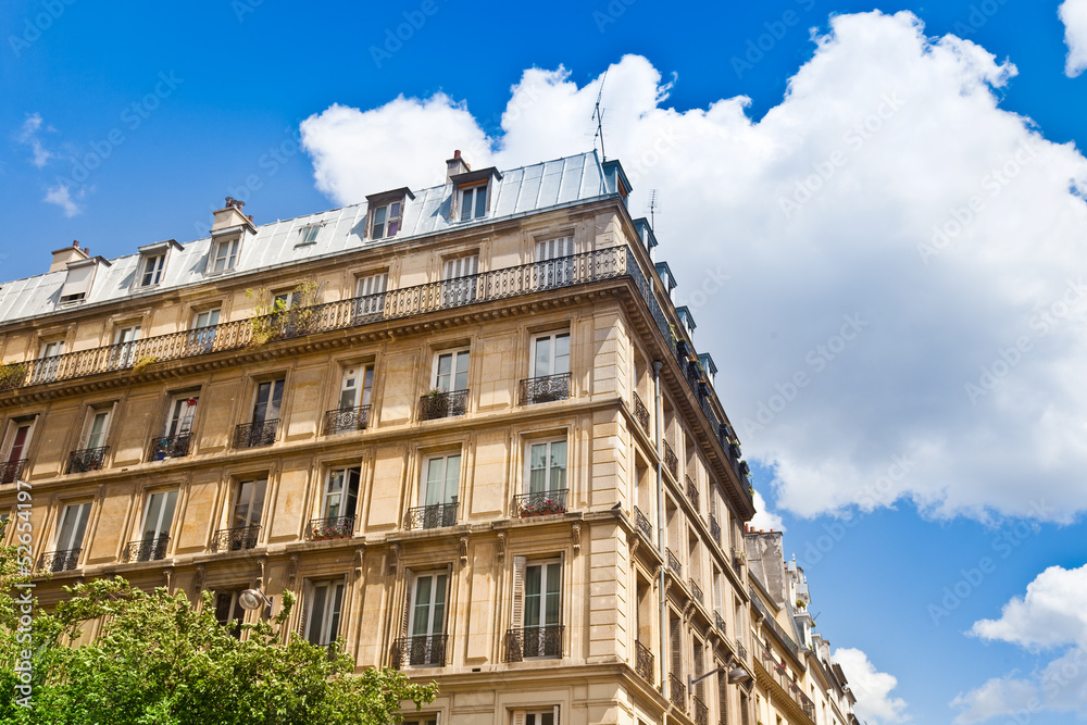 Haus und Bäume in Paris, Frankreich