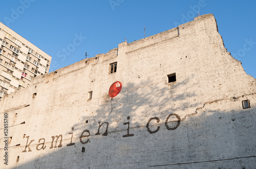 Red balloon painted on the wall