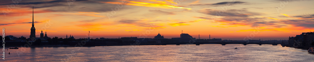 Naklejka premium Panoramic view of Neva river in dawn