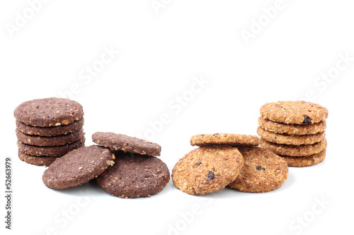 biscotti con cereali frutta e cacao su sfondo bianco