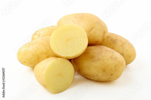 patate crude su sfondo bianco