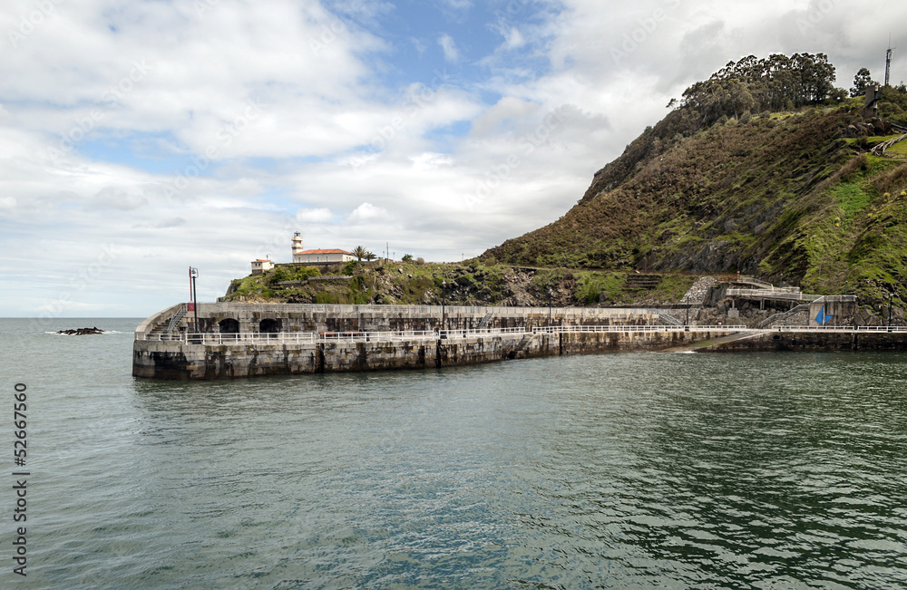 Muelle con faro en Cudillero