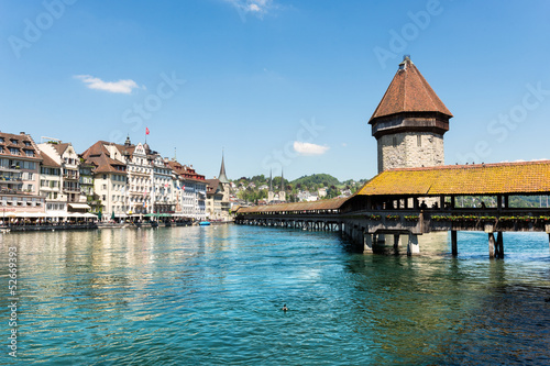 Tableau sur toile Famous wooden Chapel Bridge in Luzern
