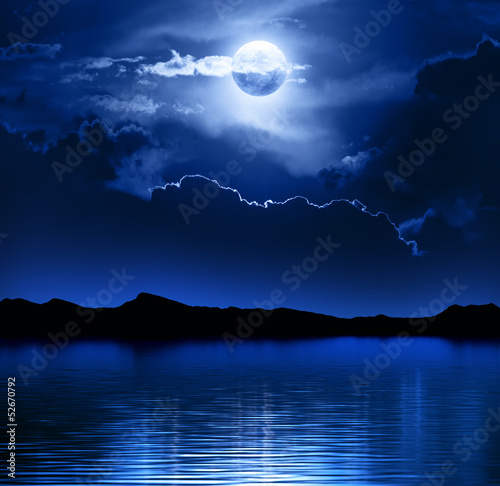 Foto Fantasy Moon and Clouds over water