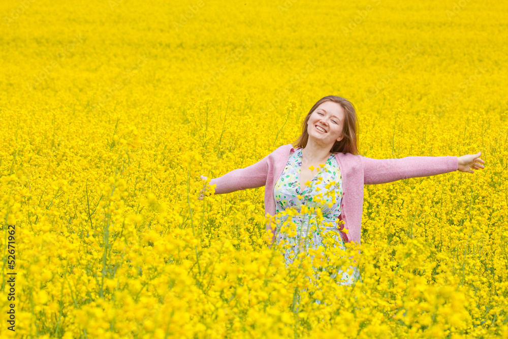 lachende frau im raps feld lachende frau im raps feld