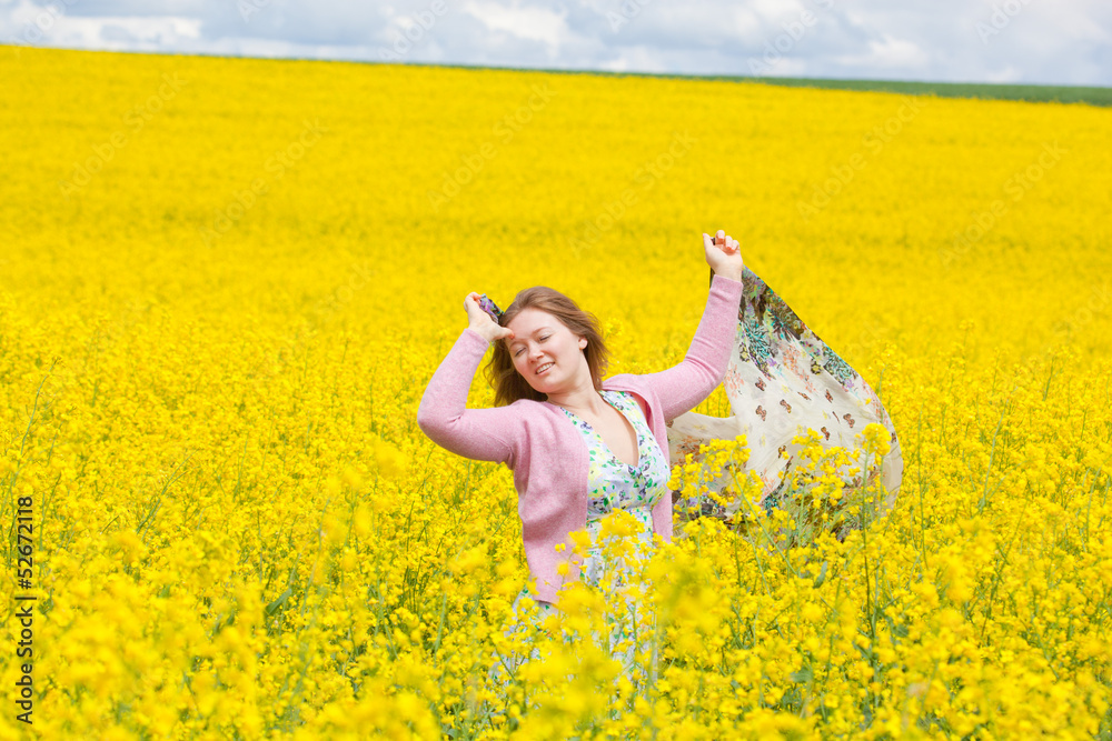 Fototapeta premium lachende frau im raps feld