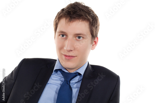 jeune homme en costume attentif et souriant photo