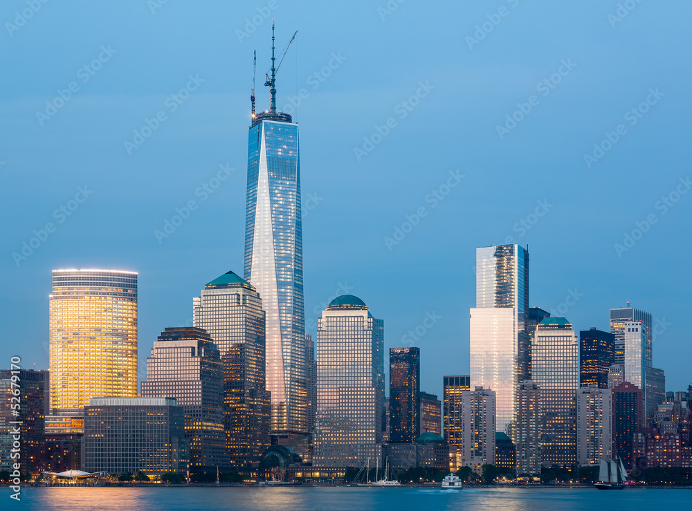 Naklejka premium Skyline of Lower Manhattan at night