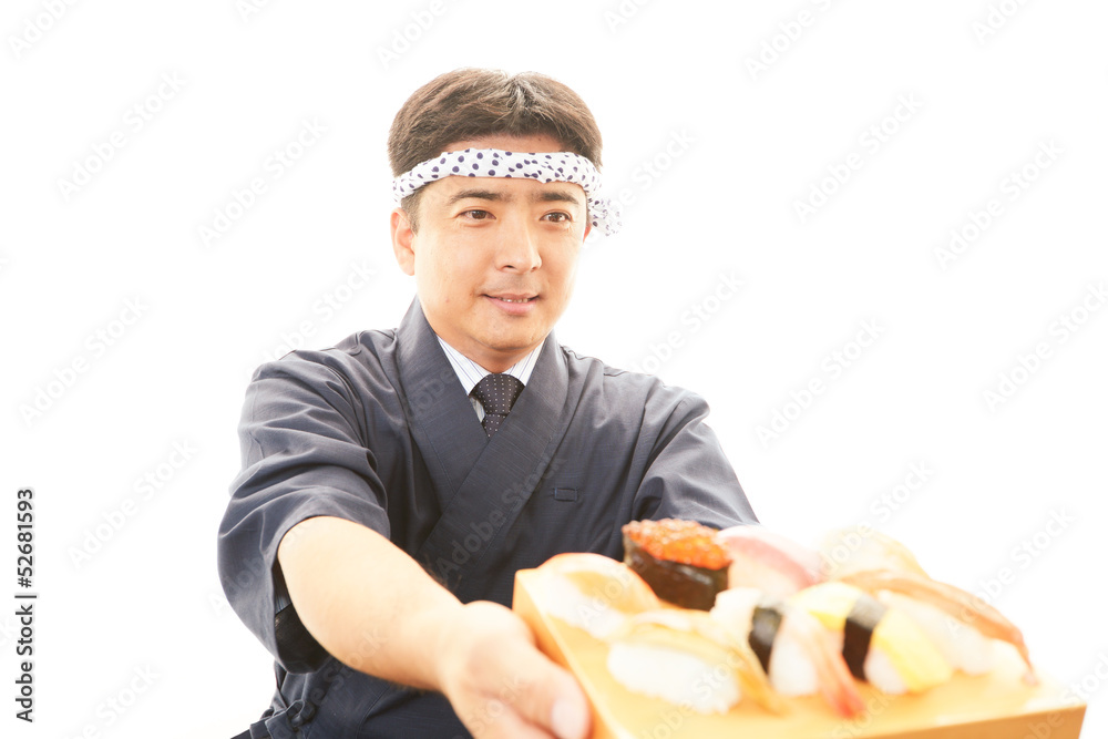 寿司を差し出す笑顔の寿司職人