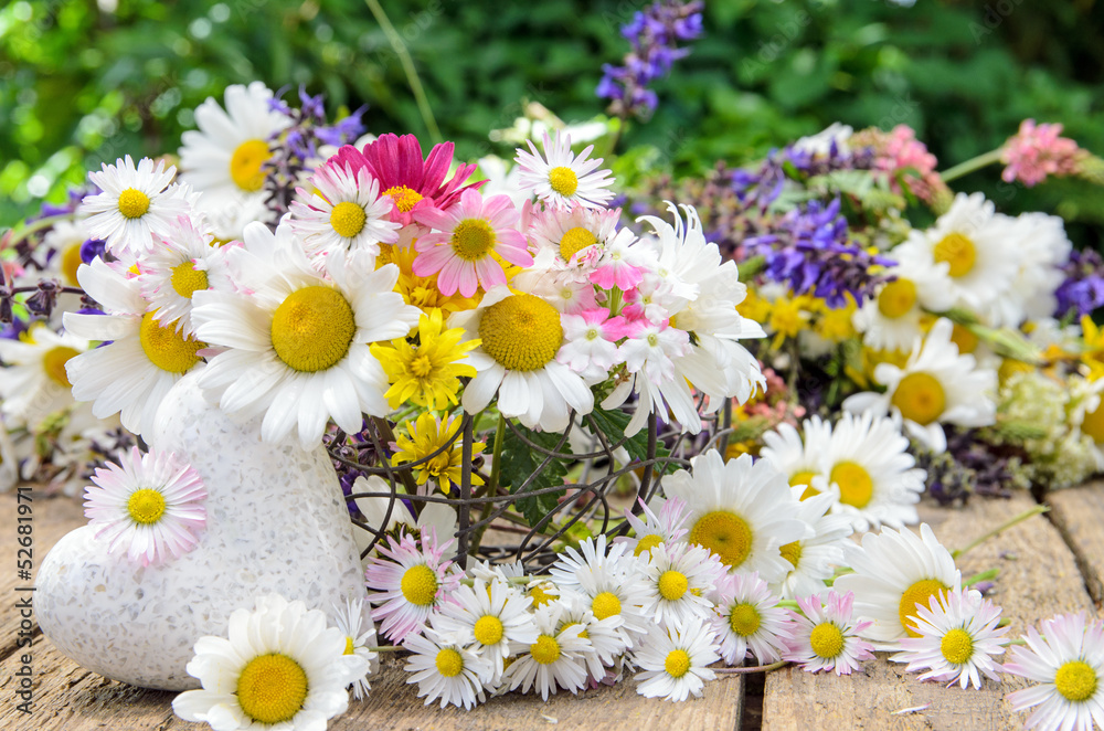 Obraz premium Herzlicher Gruß: Frühlingsblumen mit Marmorherz