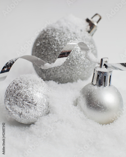 boules de noel dans la neige photo