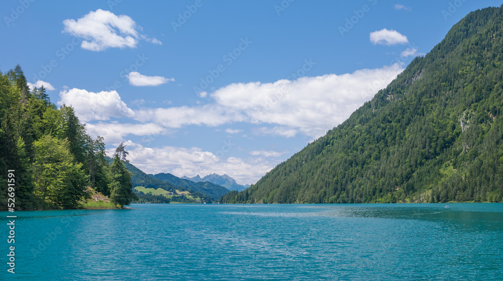 der beliebte Weissensee in der Kärntener Seenregion