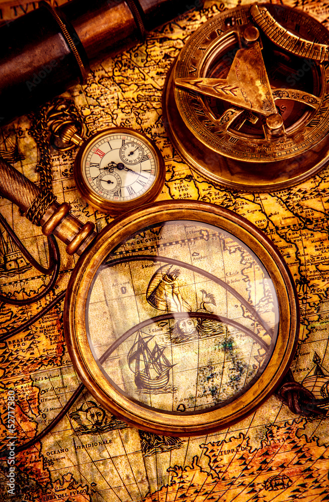 Включи компас на клад. Увеличительное стекло и компас на карте. Старинная подзорная труба и компас. Карта лупа компас. Лупа и сокровища.