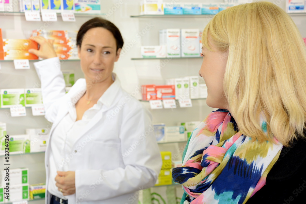 Junge Frau in Apotheke Junge Frau in Apotheke